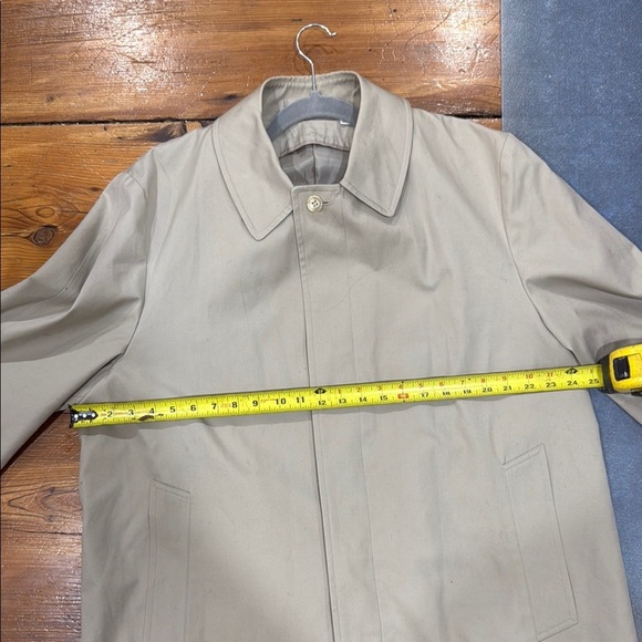 Tan Trench Coat with Adjustable Cuffs and Traditional Collar - Picture 6 of 9